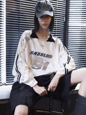 Pamukasta majica s ležernim krojem, U-izrez vrata, dugi rukavi, tekstni otisak u kolažnom stilu