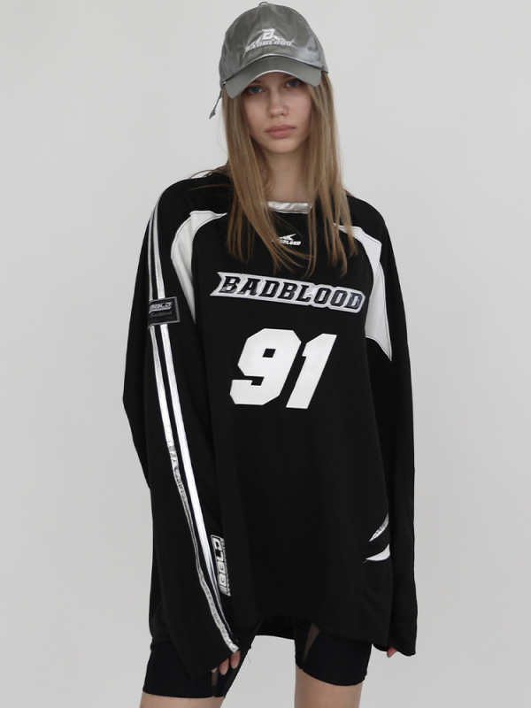 Pamukasta majica s ležernim krojem, U-izrez vrata, dugi rukavi, tekstni otisak u kolažnom stilu