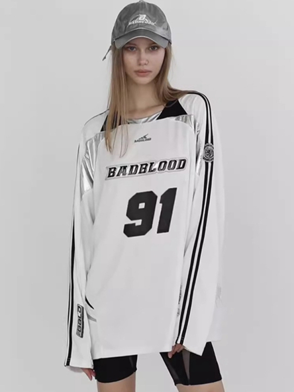 Pamukasta majica s ležernim krojem, U-izrez vrata, dugi rukavi, tekstni otisak u kolažnom stilu