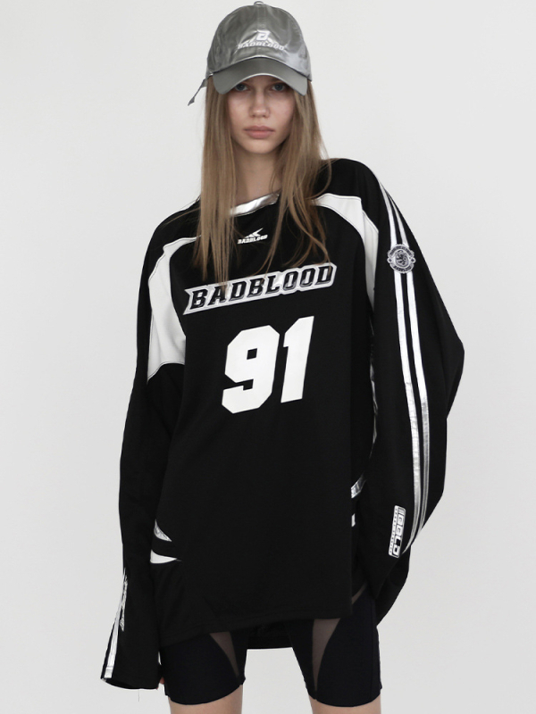 Pamukasta majica s ležernim krojem, U-izrez vrata, dugi rukavi, tekstni otisak u kolažnom stilu