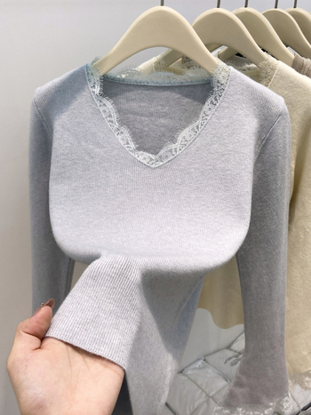 Pleten džemper s V-izrezom i francuskom čipkom, dugi rukavi, uski kroj, jesen 2025