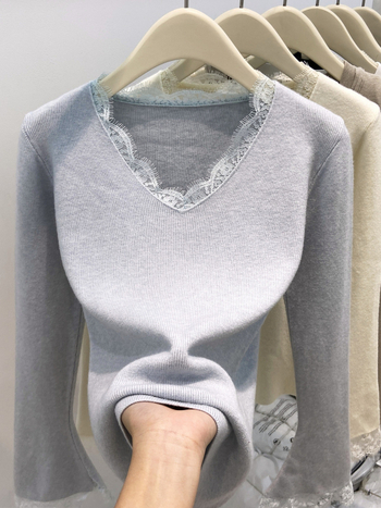 Pleten džemper s V-izrezom i francuskom čipkom, dugi rukavi, uski kroj, jesen 2025