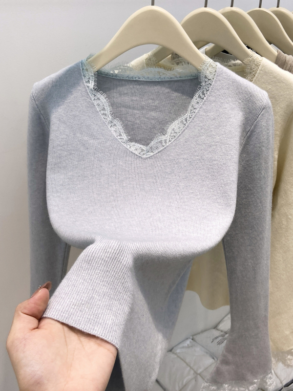 Pleten džemper s V-izrezom i francuskom čipkom, dugi rukavi, uski kroj, jesen 2025