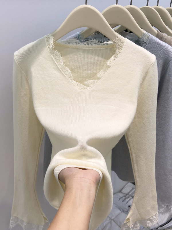 Pleten džemper s V-izrezom i francuskom čipkom, dugi rukavi, uski kroj, jesen 2025