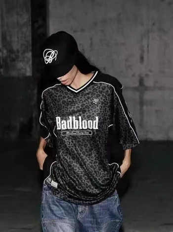 Badblood majica s V-izrezom, opušten kroj, kratki rukavi, poliester tkanina, uzorak slova i brojeva