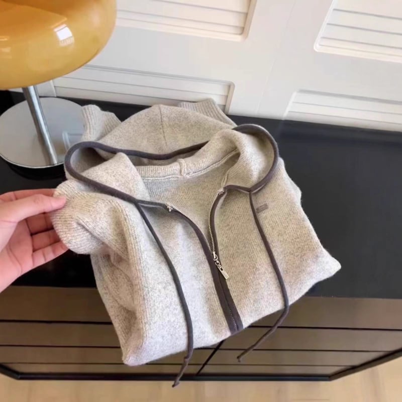 Ženski pleteni kardigan s kapuljom, A-linijski kroj, rukavi princeze, jesen 2025.