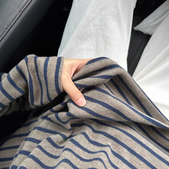 T-shirt s prugama, široka silueta, dugi rukavi, okrugli izrez; mješavina pamuka i poliestera (50-70% pamuk, 30-50% poliester)