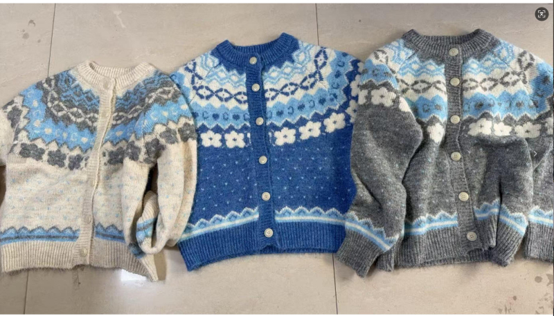 Kardigan slobodnog kroja s okruglim izrezom, dugi rukavi, debeli pleteni materijal, uzorak u bojama