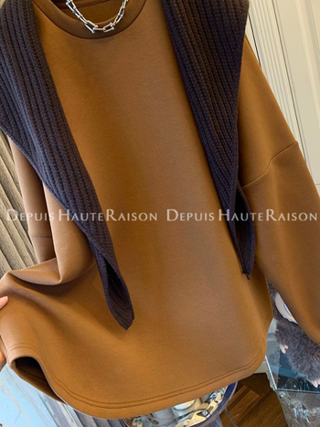 Elegáns kötött pulóver sállal, kerek nyakú, laza fazon, középméretű hossz 65–80 cm, hosszú ujjú, poliészter (95%+)