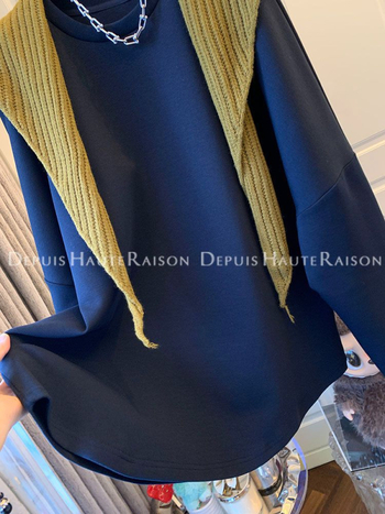 Elegáns kötött pulóver sállal, kerek nyakú, laza fazon, középméretű hossz 65–80 cm, hosszú ujjú, poliészter (95%+)