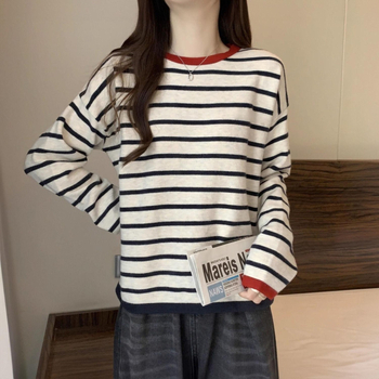 Kapucnis csíkos poliészter kötött pulóver, lazán szabott, középméretű, hosszú ujjú, kerek nyakú, panelvarrásokkal