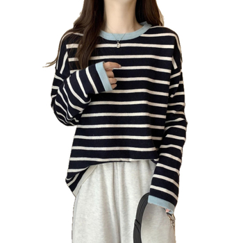 Kapucnis csíkos poliészter kötött pulóver, lazán szabott, középméretű, hosszú ujjú, kerek nyakú, panelvarrásokkal