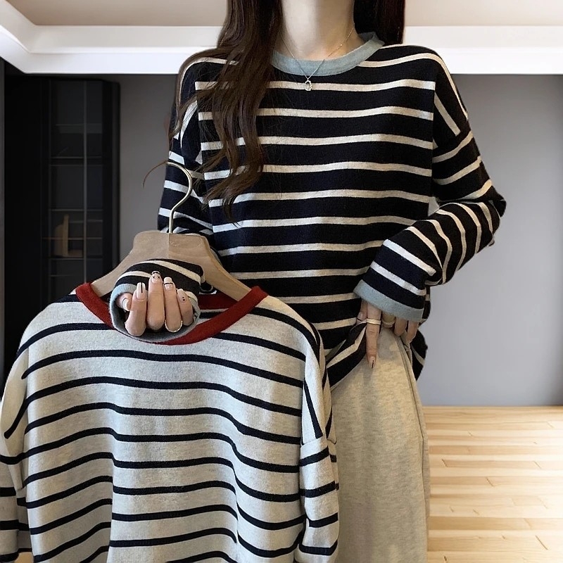 Kapucnis csíkos poliészter kötött pulóver, lazán szabott, középméretű, hosszú ujjú, kerek nyakú, panelvarrásokkal