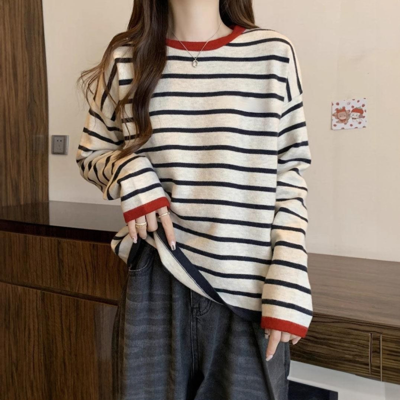 Kapucnis csíkos poliészter kötött pulóver, lazán szabott, középméretű, hosszú ujjú, kerek nyakú, panelvarrásokkal