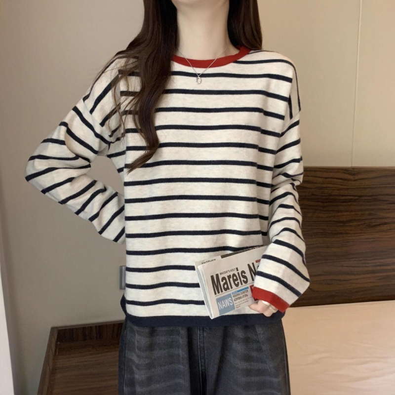 Kapucnis csíkos poliészter kötött pulóver, lazán szabott, középméretű, hosszú ujjú, kerek nyakú, panelvarrásokkal