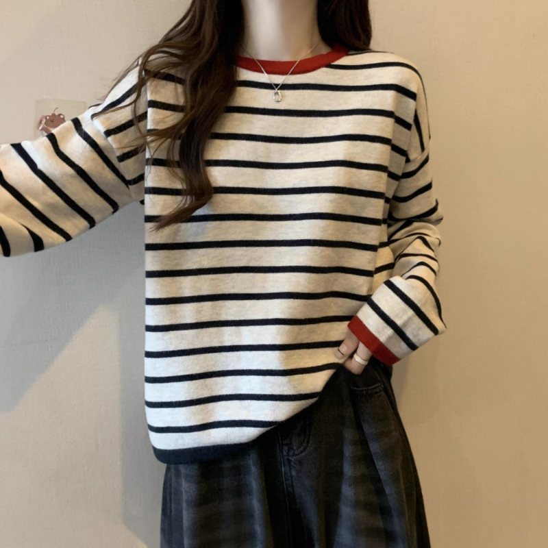 Kapucnis csíkos poliészter kötött pulóver, lazán szabott, középméretű, hosszú ujjú, kerek nyakú, panelvarrásokkal