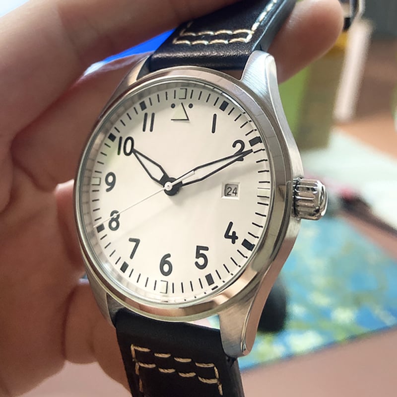 Mechanikus karóra lumineszkáló számlappal, rozsdamentes acél tokkal, bőrszíjjal, 30M vízállósággal