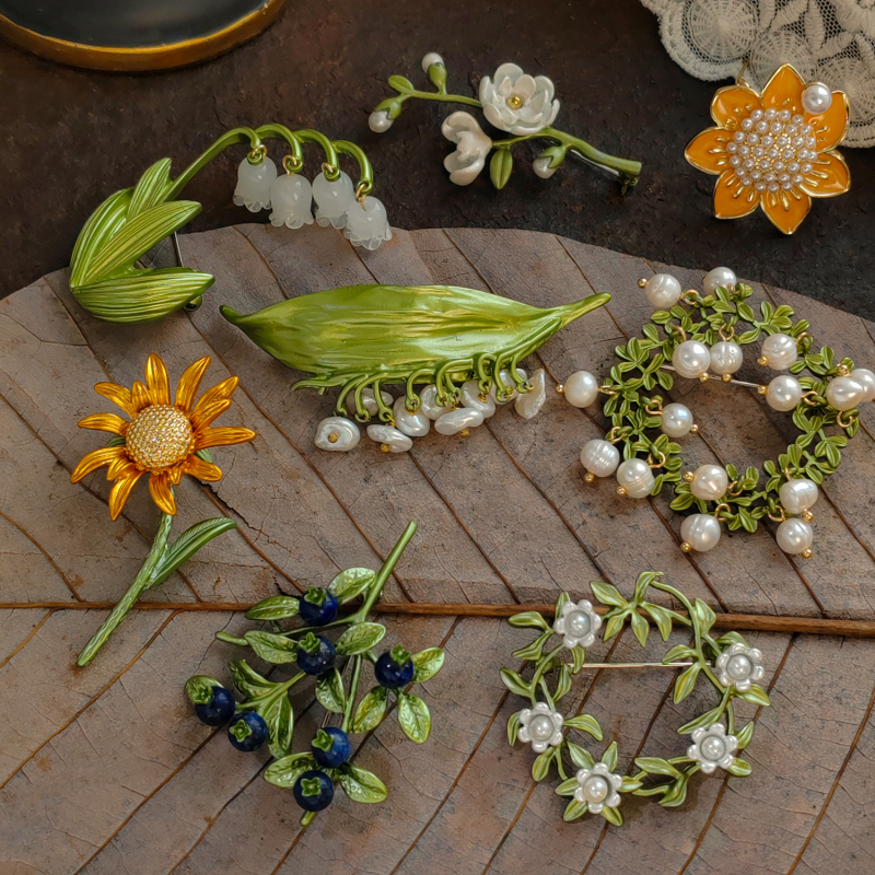 Broš tsinkide sulam motiiv konvalijalehe, käsitsi maalitud emalj, retro stiil