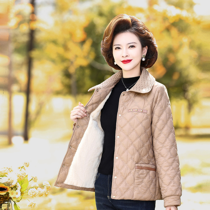 Дамско зимно късо яке с полиестров плат ≥95%, пълнеж полиестер-памук, ромбов модел, свободна кройка.