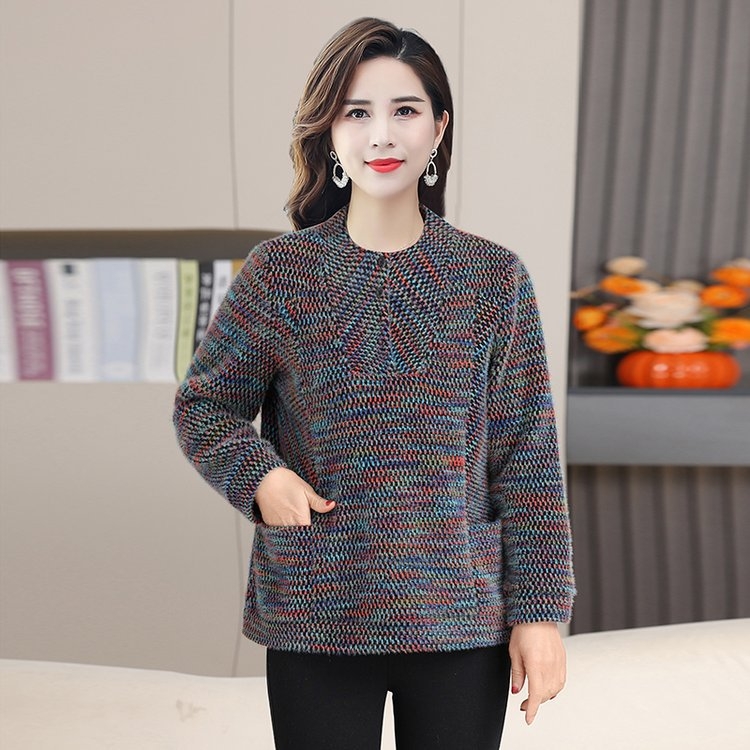 Top tricotat căptușit cu fleece, cu glugă, pentru femei de vârstă mijlocie și în vârstă; croială lejeră; amestec bumbac-poliester (30–50% bumbac, 30–50% poliester); model gradient; mâneci lungi; guler rotund.