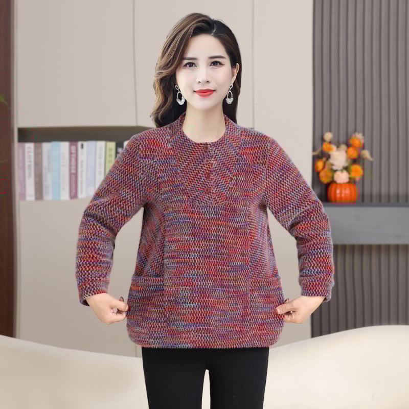 Top tricotat căptușit cu fleece, cu glugă, pentru femei de vârstă mijlocie și în vârstă; croială lejeră; amestec bumbac-poliester (30–50% bumbac, 30–50% poliester); model gradient; mâneci lungi; guler rotund.