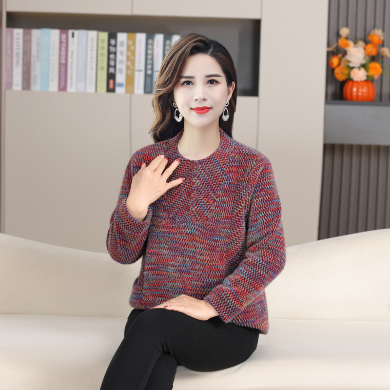 Top tricotat căptușit cu fleece, cu glugă, pentru femei de vârstă mijlocie și în vârstă; croială lejeră; amestec bumbac-poliester (30–50% bumbac, 30–50% poliester); model gradient; mâneci lungi; guler rotund.