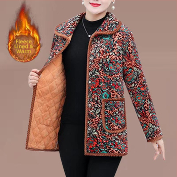 Zimný kabát s bavlnenou výplňou, fleecová podšívka, voľný strih, zapínanie na jeden rad gombov, dĺžka 50–65 cm.