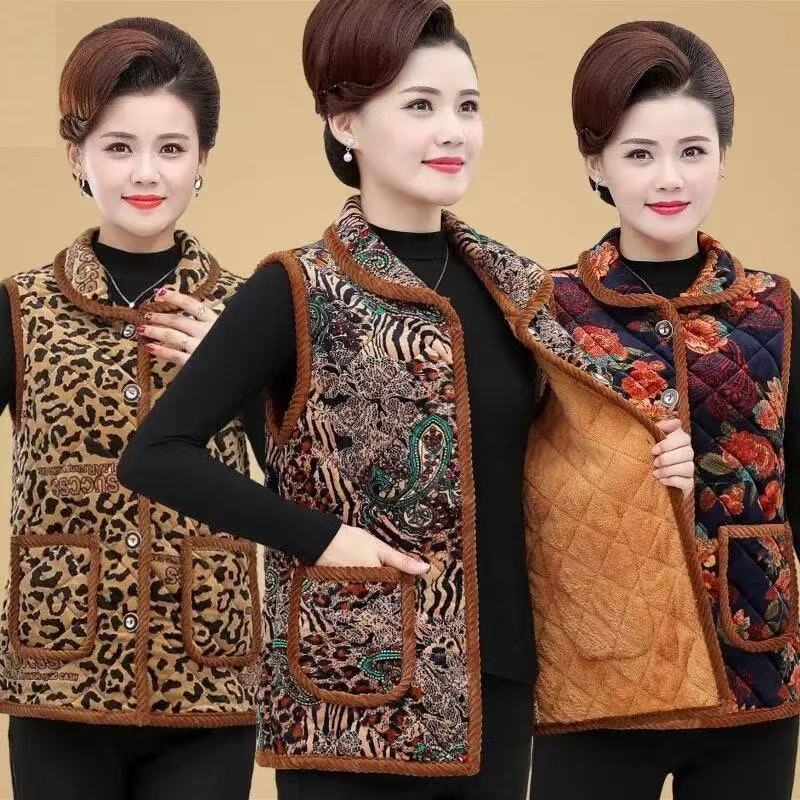 Žieminis šiltas moterų paltas vyresniems žmonėms, su spauda, storu fliso pamušalu, vidutinio ilgio, laisvas kirpimas, priekyje vienos eilės mygtukais; audinys Cupro ir poliesterio mišinys, užpildas iš šilką primenančių pluoštų