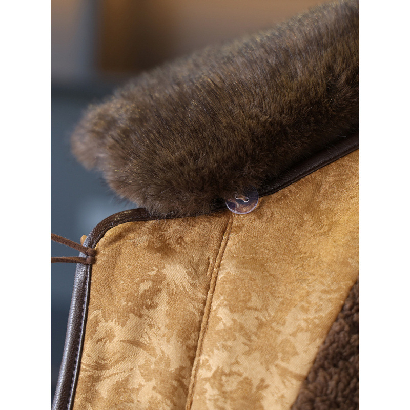 Moteriška gobtuvinė striukė su gėlėtu spaudu, laisvas kirpimas, užtrauktukas, vidutinio storio, ilgis 50–65 cm, apykaklė su reveru, imitacinė kailio apykaklė, užpildas poliesteris-pamugas