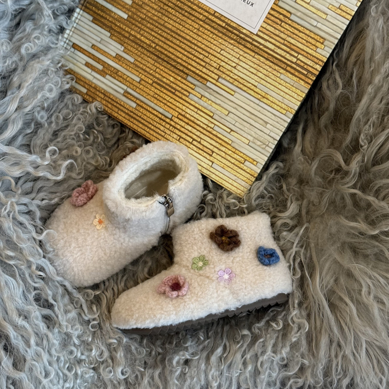 Dječje čizme od vunenog materijala, s bočnim zipom, debela podstava i potplat od teleće tetive