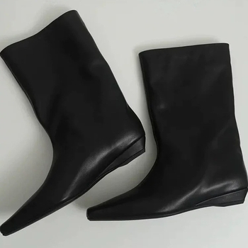 Μίνιμαλ μποτάκια με τετράγωνη μύτη, σφηνοειδές τακούνι 1–3 εκ, επάνω υλικό: δέρμα δευτέρου στρώματος