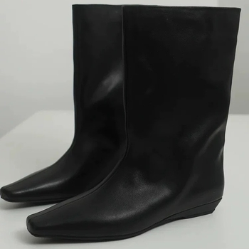 Μίνιμαλ μποτάκια με τετράγωνη μύτη, σφηνοειδές τακούνι 1–3 εκ, επάνω υλικό: δέρμα δευτέρου στρώματος