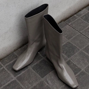 Μίνιμαλ μποτάκια με τετράγωνη μύτη, σφηνοειδές τακούνι 1–3 εκ, επάνω υλικό: δέρμα δευτέρου στρώματος