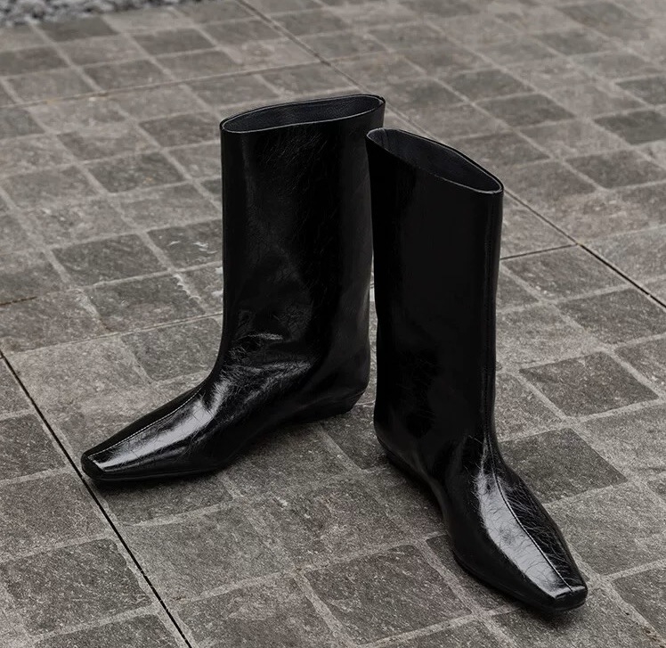 Μίνιμαλ μποτάκια με τετράγωνη μύτη, σφηνοειδές τακούνι 1–3 εκ, επάνω υλικό: δέρμα δευτέρου στρώματος