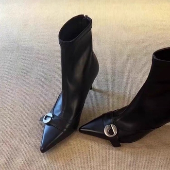 Γυναικεία κοντά μποτάκια με μυτερό нос και λεπτό τακούνι 3-5 εκ, επάνω μέρος συνθετικό δέρμα, εσωτερικό δέρμα, σόλα καουτσούκ