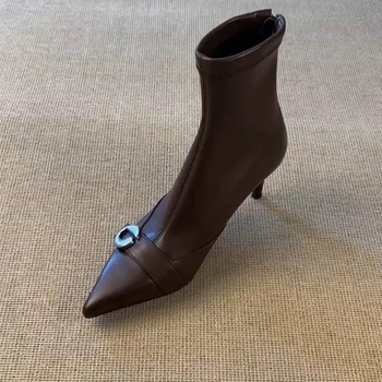 Γυναικεία κοντά μποτάκια με μυτερό нос και λεπτό τακούνι 3-5 εκ, επάνω μέρος συνθετικό δέρμα, εσωτερικό δέρμα, σόλα καουτσούκ