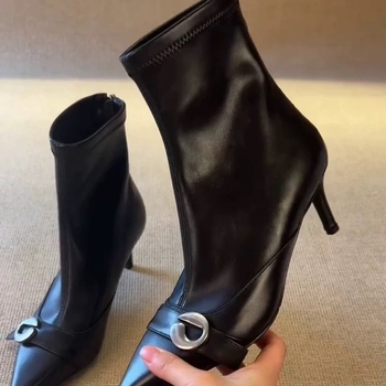 Γυναικεία κοντά μποτάκια με μυτερό нос και λεπτό τακούνι 3-5 εκ, επάνω μέρος συνθετικό δέρμα, εσωτερικό δέρμα, σόλα καουτσούκ