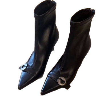 Γυναικεία κοντά μποτάκια με μυτερό нос και λεπτό τακούνι 3-5 εκ, επάνω μέρος συνθετικό δέρμα, εσωτερικό δέρμα, σόλα καουτσούκ