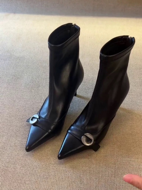 Γυναικεία κοντά μποτάκια με μυτερό нос και λεπτό τακούνι 3-5 εκ, επάνω μέρος συνθετικό δέρμα, εσωτερικό δέρμα, σόλα καουτσούκ