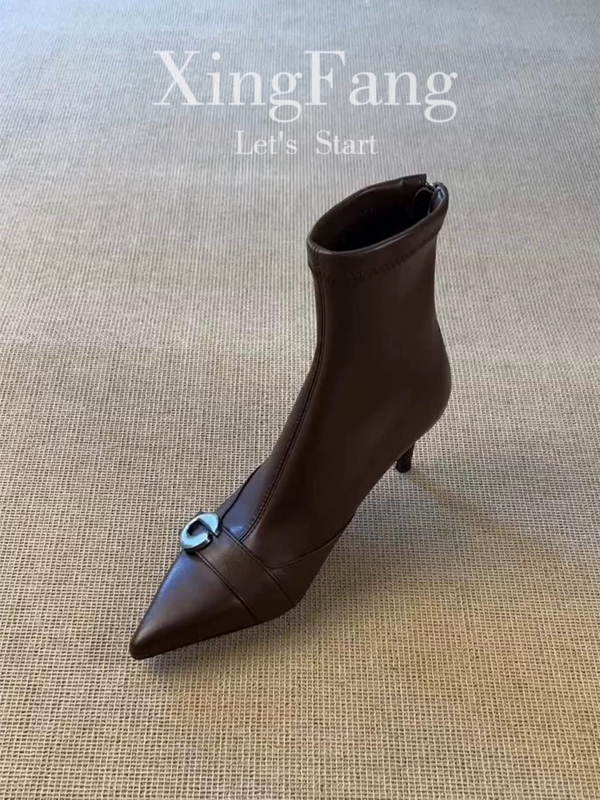 Γυναικεία κοντά μποτάκια με μυτερό нос και λεπτό τακούνι 3-5 εκ, επάνω μέρος συνθετικό δέρμα, εσωτερικό δέρμα, σόλα καουτσούκ