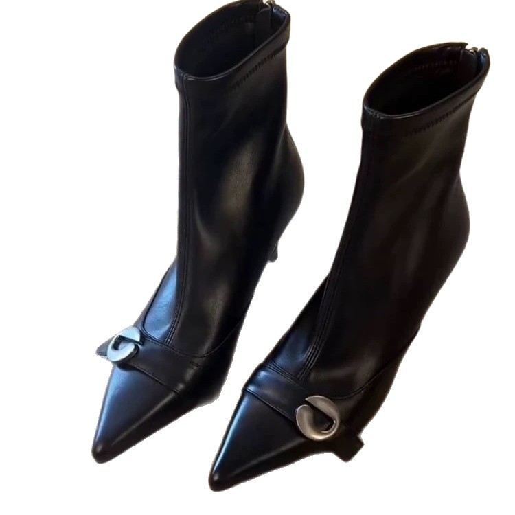 Γυναικεία κοντά μποτάκια με μυτερό нос και λεπτό τακούνι 3-5 εκ, επάνω μέρος συνθετικό δέρμα, εσωτερικό δέρμα, σόλα καουτσούκ