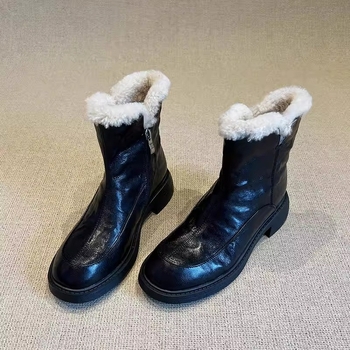 Ženske Martin čizme s bočnim zatvaračem, srednje visoke pete 3–5 cm, podstavljene umjetnim kratkim plišem (Gornji dio: Super Fiber; Potplat: Guma; Uložak: EVA; Unutarnja podstava: umjetni kratki pliš; Zatvaranje: bočni zatvarač)
