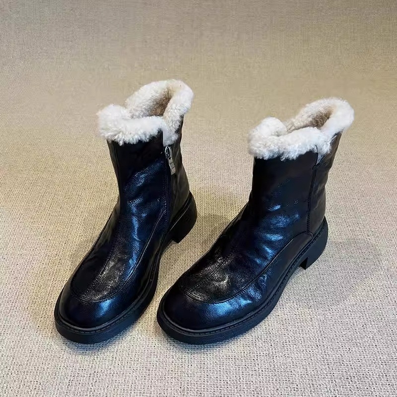 Ženske Martin čizme s bočnim zatvaračem, srednje visoke pete 3–5 cm, podstavljene umjetnim kratkim plišem (Gornji dio: Super Fiber; Potplat: Guma; Uložak: EVA; Unutarnja podstava: umjetni kratki pliš; Zatvaranje: bočni zatvarač)