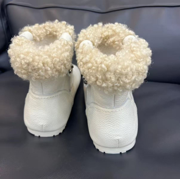 Κοντά χιονικά μποτάκια από δέρμα βοδιού με επένδυση γούνας, άνω μέρος από split leather, σόλα καουτσούκ, slip-on, ύψος τακουνιού 3–5 cm