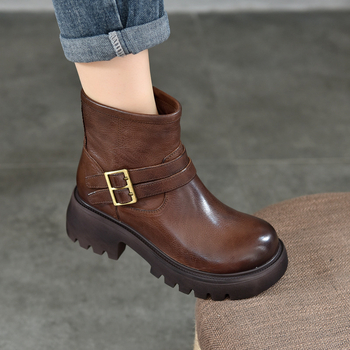 Női rövid bőrcsizma övcsat és oldalsó cipzárral, kerek orr, vast talp, vintage stílus.