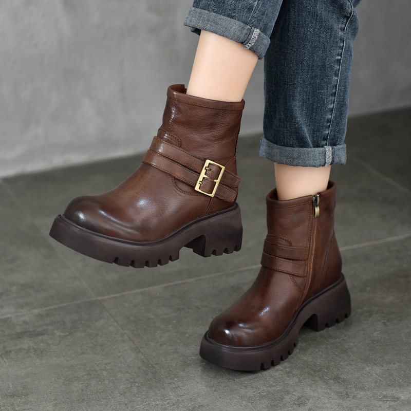 Női rövid bőrcsizma övcsat és oldalsó cipzárral, kerek orr, vast talp, vintage stílus.