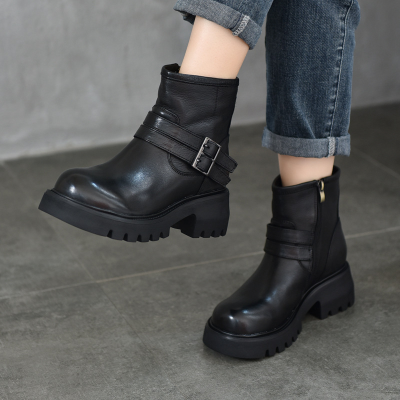 Női rövid bőrcsizma övcsat és oldalsó cipzárral, kerek orr, vast talp, vintage stílus.