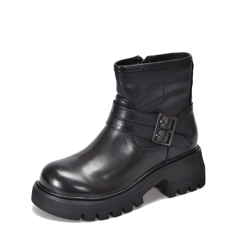 Női rövid bőrcsizma övcsat és oldalsó cipzárral, kerek orr, vast talp, vintage stílus.