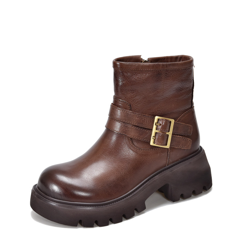 Női rövid bőrcsizma övcsat és oldalsó cipzárral, kerek orr, vast talp, vintage stílus.