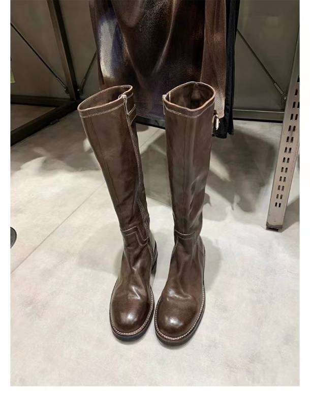 Cizme Knight până la genunchi, vârf rotund, toc gros 3–5 cm, manșon din piele de vițel în două straturi, talpă din cauciuc, căptușeală din piele cu fibre fine, fermoar pe spate